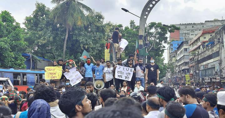 বৈষম্যবিরোধী ছাত্র আন্দোলনের ব্যানারে রাজধানীর সায়েন্স ল্যাব মোড়ে বিক্ষোভ মিছিল শুরু করেছেন আন্দোলনকারীরা। শনিবার দুপুর ১২টার দিকে তাঁরা বিক্ষোভ শুরু করেন।

সারা দেশে ছাত্র-নাগরিকদের শান্তিপূর্ণ আন্দোলনে হামলা করে খুনের প্রতিবাদ ও নয় দফা দাবিতে বৈষম্যবিরোধী ছাত্র আন্দোলনের ব্যানারে তাঁরা বিক্ষোভ মিছিলে আন্দোলনকারীদের মধ্যে একজন ঘোষণা দেন, ‘আমরা এখানে শান্তিপূর্ণ আন্দোলন করতে এসেছি। আমরা বিশ্বাস করি, পুলিশ আমাদের ওপর আক্রমণ করবে না।’

‘আমার ভাই কবরে, খুনি কেন বাহিরে’, ‘জাস্টিস জাস্টিস, উই ওয়ান্ট জাস্টিস’, ‘দিয়েছি তো রক্ত, আরও দেব রক্ত’, ‘জ্বালোরে জ্বালো, আগুন জ্বালো’–সহ সরকারবিরোধী নানা স্লোগান দিচ্ছেন শিক্ষার্থীরা।

সায়েন্স ল্যাব মোড়ে সকাল থেকে অনেক পুলিশ সদস্যকে অবস্থান করতে দেখা গেছে।

পূর্ব ঘোষিত কর্মসূচি অনুযায়ী রাজধানীর আফতাবনগরে ইস্ট ওয়েস্ট ইউনিভার্সিটির সামনে কয়েকশ’ শিক্ষার্থী বিক্ষোভ করছেন।  অন্যদিকে জহুরুল ইসমাল সিটি গেটের সামনে ব্যাপক সংখ্যক পুলিশ সদস্যদের উপস্থিতি দেখা গেছে। 

শনিবার সকাল সাড়ে ১১টা থেকে ইস্ট ওয়েস্ট ইউনিভার্সিটির সামনে জড়ো হতে শুরু করেন শিক্ষার্থীরা।

সরেজমিনে দেখা গেছে, বিক্ষোভ কর্মসূচিতে শিক্ষক, অভিভাবক ও মুক্তিযোদ্ধা সংহতি প্রকাশ করে বক্তব্য প্রদান করেন।

এসময় তারা বিভিন্ন ধরনের প্ল্যাকার্ড তুলে ধরেছেন। ‘কাঁদতে আসেনি, ফাঁসির দাবি নিয়ে এসেছি’, ‘আর দিব না করতে আঘাত শক্ত কার প্রজার হাত’, ‘গণহত্যার বিচার কর, নাইলে গদি খালি কর’ এবং ‘লাশের মধ্যে জীবন দে, নাইলে গদি ছেড়ে দে’, ‘আমার ভাইয়ের রক্ত বৃথা যেতে দেব না’, ‘আমার ভাই কবরে, খুনি কেন বাহিরে’, ‘আমি কে তুমি কে রাজাকার রাজাকার, কে বলেছে কে বলেছে স্বৈরাচার স্বৈরাচার’। বিক্ষোভে শিক্ষার্থীদের মাথায় লাল কাপড় বাঁধা দেখতে পাওয়া যায়।

বিক্ষোভ কর্মসূচিতে ইম্পেরিয়াল কলেজ, ব্রাক ইউনিভার্সিটি, কানাডিয়ান ইউনিভার্সিটি, আইডিয়াল স্কুল এন্ড কলেজের শিক্ষার্থীদের অংশ নেয়। 

বনশ্রীতে সন্তানদের সঙ্গে আসা নাম প্রকাশে অনিচ্ছুক একজন জানান, তিনি মূলত তাঁর এবং বাংলাদেশের সব মায়ের সন্তানদের নিরাপদ ভবিষ্যতের কথা ভেবেই এই আন্দোলনে যোগ দিয়েছেন। এখানে কোনো রাজনৈতিক দলকে ফায়দা দেওয়ার জন্য তাঁরা আসেননি। তাঁরা এসেছেন ন্যায়বিচারের দাবিতে। 

এ সময় সেই মাসহ উপস্থিত আরও কয়েকজন অভিভাবক সারা দেশের বাবা-মায়েদের প্রতি আহ্বান জানান, তারাও যেন ন্যায়বিচারের দাবিতে রাস্তায় নেমে আসেন। এ সময় অধিকাংশ অভিভাবকই আন্দোলনে নিহত মুগ্ধের কথা বলতে গিয়ে আবেগে আপ্লুত হয়ে পড়েন।

বাড্ডা থানার ওসি আব্দুল সালাম সাংবাদিকদের বলেন, শিক্ষার্থীদের শান্তিপূর্ণ আন্দোলনে কোন নাশকতাকারী ঢুকে যেন বিশৃঙ্খলা সৃষ্টি করতে না পারে এজন্যই আইন-শৃঙ্খলা বাহিনীর সদস্যদের এখানে অবস্থান নেওয়া। তারা যাতে নাশকতায় জড়িয়ে না পড়ে সেজন্য এ এলাকায় অতিরিক্ত পুলিশ মোতায়েন করা হয়েছে।

শনিবার বিক্ষোভ মিছিল কর্মসূচি পালনের ঘোষণা দেয় বৈষম্যবিরোধী ছাত্র আন্দোলন। গতকাল শুক্রবার রাত পৌনে ৮টার দিকে ফেসবুক লাইভে এই কর্মসূচির ঘোষণা দেয় বৈষম্যবিরোধী ছাত্র আন্দোলনের অন্যতম সমন্বয়ক আবদুল হান্নান মাসুদ।

একইসঙ্গে আগামীকাল রোববার থেকে সর্বাত্মক অসহযোগ আন্দোলনের ডাক দেন তারা। 