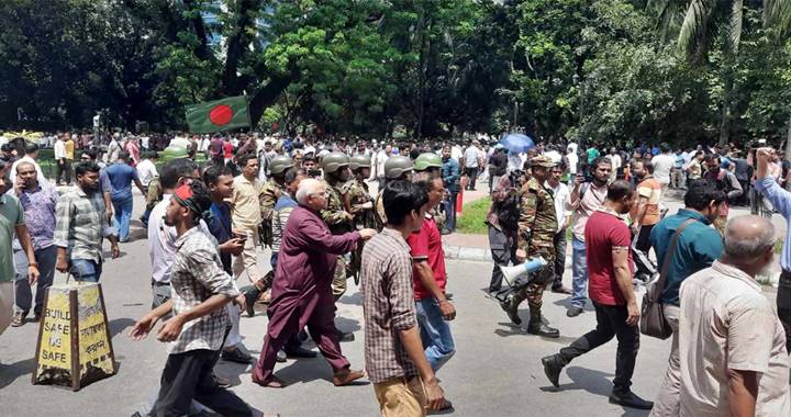 সন্ধ্যার মধ্যে পদত্যাগ করবেন প্রধান বিচারপতি