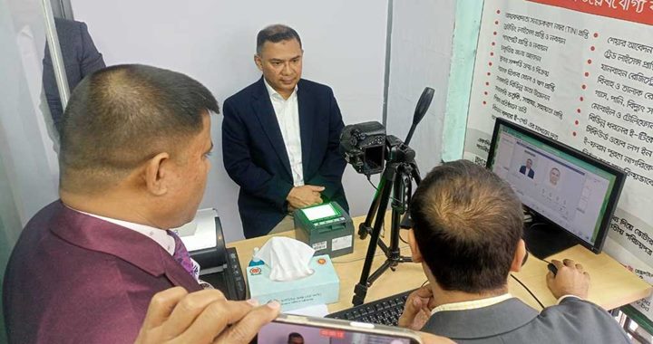 ত্রয়োদশ জাতীয় সংসদ নির্বাচনের ভোটার তালিকায় অন্তর্ভুক্ত হতে বিএনপির ভারপ্রাপ্ত চেয়ারম্যান তারেক রহমান ও তাঁর মেয়ে জাইমা রহমানের আবেদন নিয়ে নির্বাচন কমিশন (ইসি) জানিয়েছে, এ বিষয়ে আগামীকাল রোববার সিদ্ধান্ত নেওয়া হবে।