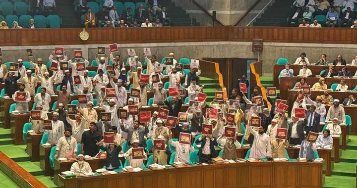 প্রথম দিনেই সংসদে উত্তাপ, বিরোধী দলের ওয়াকআউট