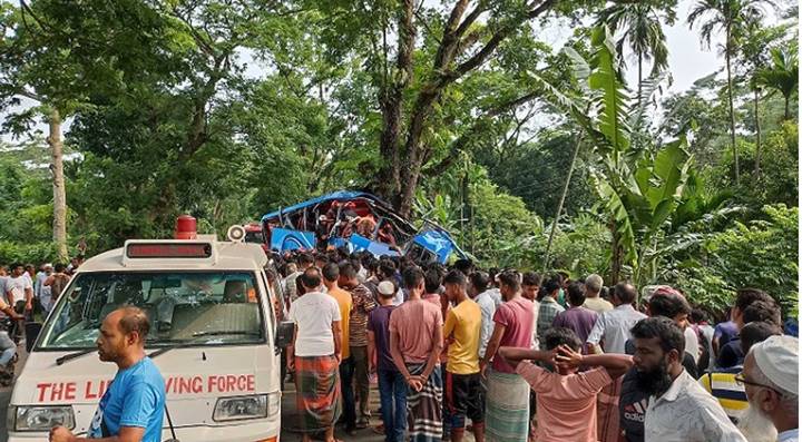 বরিশালে গাছের সঙ্গে বাসের ধাক্কায় নিহত ১০