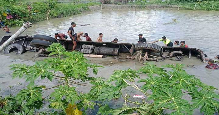 ঝালকাঠিতে নিয়ন্ত্রণ হারিয়ে বাস পুকুরে, নিহত ১৪