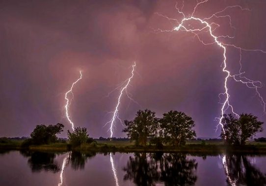 দেশের চার জেলায় বজ্রপাতে ৮ জনের মৃত্যু