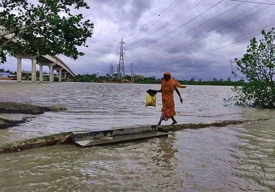 বাংলাদেশ উপকূলে আঘাত হেনেছে ঘূর্ণিঝড় ‘রেমাল’