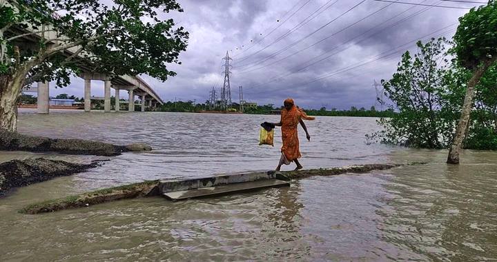 বাংলাদেশ উপকূলে আঘাত হেনেছে ঘূর্ণিঝড় ‘রেমাল’