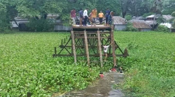 সেতু ভেঙে বরযাত্রীবাহী মাইক্রোবাস খালে, নিহত ৯