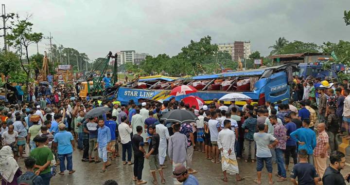 সীতাকুণ্ডে বাস উল্টে একজনের মৃত্যু, আহত ১৫