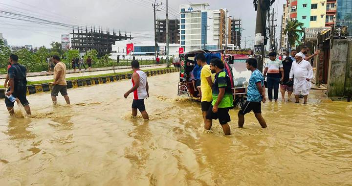 কক্সবাজারে রেকর্ড বৃষ্টিপাত, পাহাড় ধসে ৬ জনের মৃত্যু