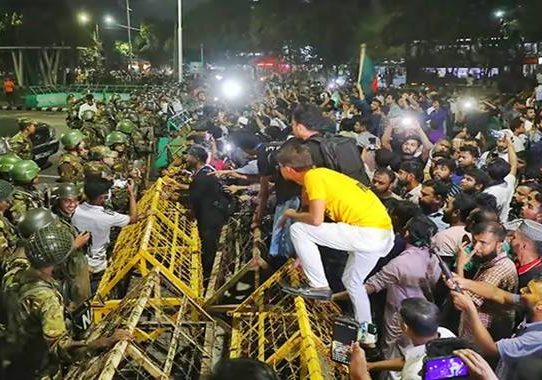 ব্যারিকেড ভেঙে বঙ্গভবনে ঢোকার চেষ্টা, আহত ৫