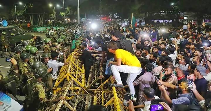 ব্যারিকেড ভেঙে বঙ্গভবনে ঢোকার চেষ্টা, আহত ৫