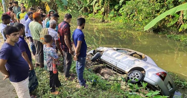 পিরোজপুরে প্রাইভেটকার খালে পড়ে শিশুসহ নিহত ৮