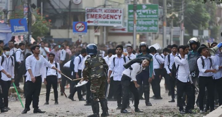 ঢাকা কলেজ ও সিটি কলেজ শিক্ষার্থীদের সংঘর্ষ, আহত ২০০