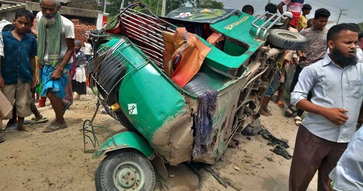 এপ্রিলে ৫৯৩টি দুর্ঘটনায় ৫৮৮ জন নিহত