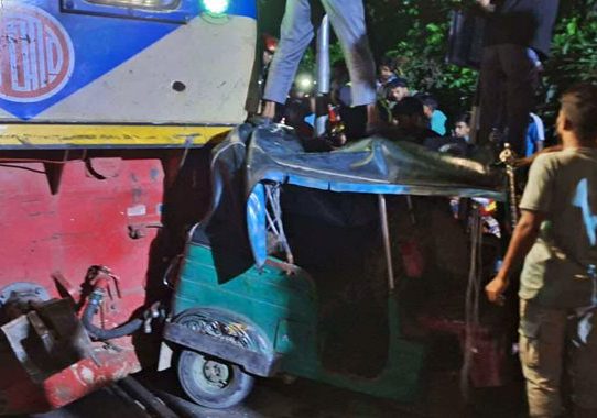 চট্টগ্রামে ট্রেনের সঙ্গে গাড়ির সংঘর্ষে শিশুসহ নিহত ৩