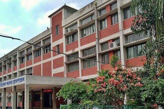 বেতনবিহীন ১ বছর: স্থায়ী সমাধান চান এএমসির চিকিৎসকেরা