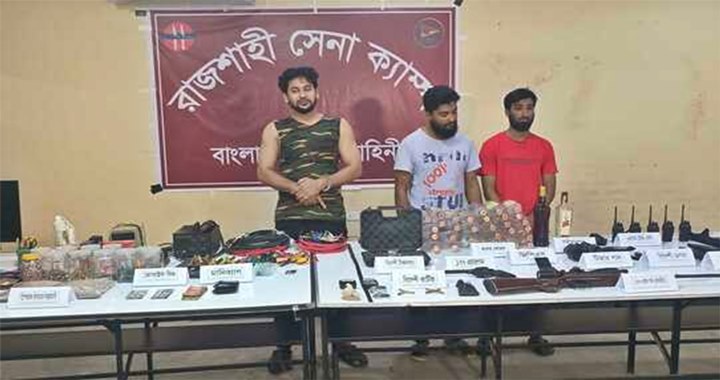 রাজশাহীতে কোচিং সেন্টার থেকে অস্ত্র ও বিস্ফোরক উদ্ধার