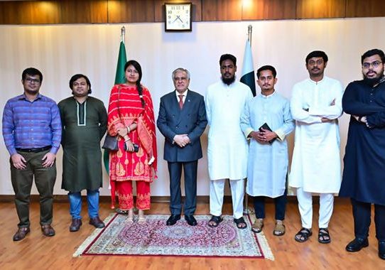 ৩ দলের সঙ্গে বৈঠক করলেন পাকিস্তানের উপপ্রধানমন্ত্রী 