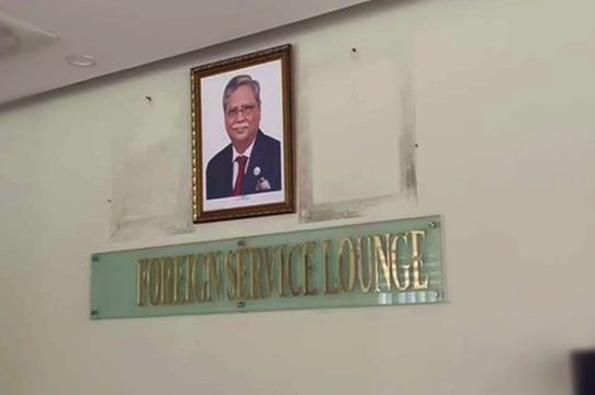 বিদেশের সব দূতাবাস থেকে রাষ্ট্রপতির ছবি সরানোর নির্দেশ