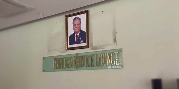 বিদেশের সব দূতাবাস থেকে রাষ্ট্রপতির ছবি সরানোর নির্দেশ