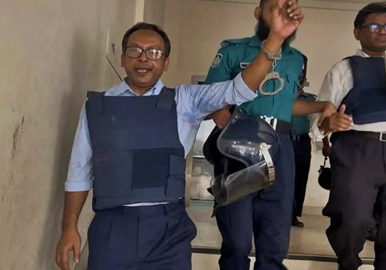 আদালতে হাতকড়া উঁচিয়ে যা বললেন সাংবাদিক পান্না 