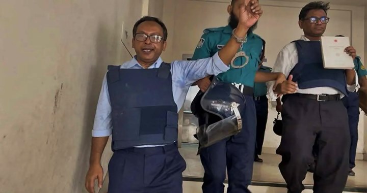 আদালতে হাতকড়া উঁচিয়ে যা বললেন সাংবাদিক পান্না 
