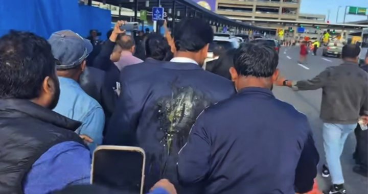 নিউইয়র্কে আখতারের ওপর আওয়ামী কর্মীদের ডিম নিক্ষেপ