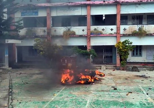 ভাঙ্গায় পুলিশের গাড়ি ভাঙচুর, উপজেলা পরিষদে হামলা
