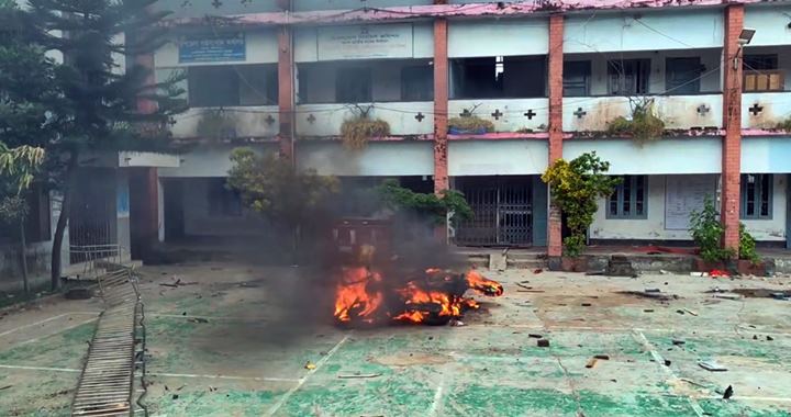 ভাঙ্গায় পুলিশের গাড়ি ভাঙচুর, উপজেলা পরিষদে হামলা