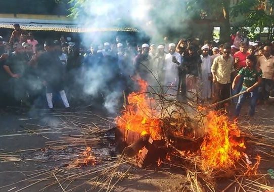 কবর থেকে তুলে পোড়ানো হলো নুরাল পাগলার লাশ