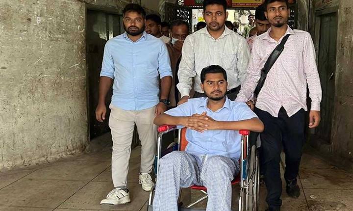 ১৮ দিন পর হাসপাতাল থেকে ছাড়পত্র পেলেন নুরুল হক নুর