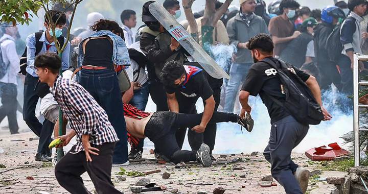 নেপালে ছাত্র-জনতার বিক্ষোভে সহিংসতায় নিহত ২০