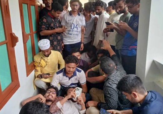 রাজশাহী বিশ্ববিদ্যালয়ে সহ-উপাচার্য ও প্রক্টর অবরুদ্ধ