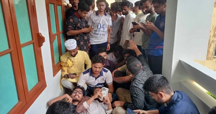 রাজশাহী বিশ্ববিদ্যালয়ে সহ-উপাচার্য ও প্রক্টর অবরুদ্ধ