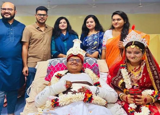 হাতে-পায়ে ব্যান্ডেজ নিয়ে হাসপাতালে বিয়ে