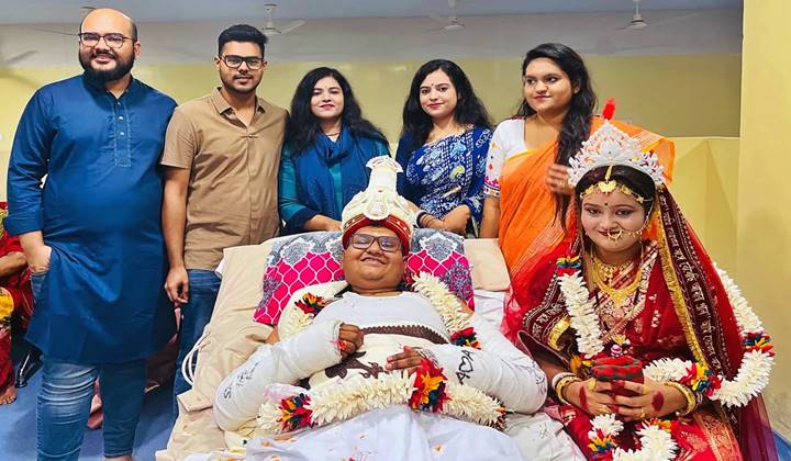 হাতে-পায়ে ব্যান্ডেজ নিয়ে হাসপাতালে বিয়ে