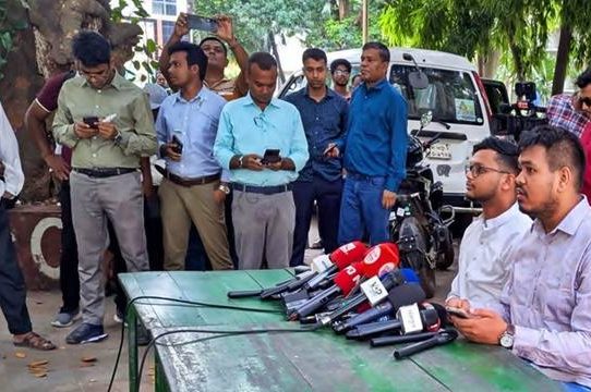 ডাকসু নির্বাচন: বাকেরকে সমর্থন জানিয়ে সরে গেলেন মাহিন