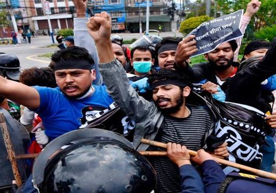 সেনাবাহিনীর সঙ্গে আন্দোলনকারীদের টানাপোড়েন, সংকটে নেপাল