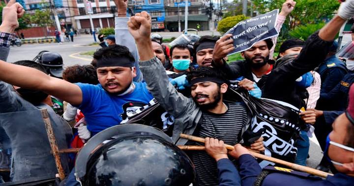 সেনাবাহিনীর সঙ্গে আন্দোলনকারীদের টানাপোড়েন, সংকটে নেপাল