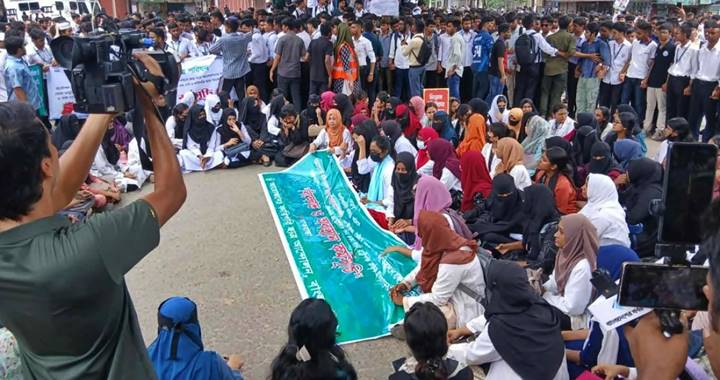 কারিগরি শিক্ষার্থীদের সাতরাস্তা মোড় অবরোধ