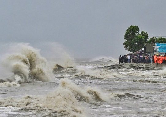 চলতি মাসে ঘূর্ণিঝড় ও স্বল্প মেয়াদে বন্যার সম্ভাবনা
