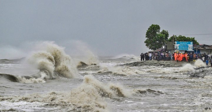 চলতি মাসে ঘূর্ণিঝড় ও স্বল্প মেয়াদে বন্যার সম্ভাবনা