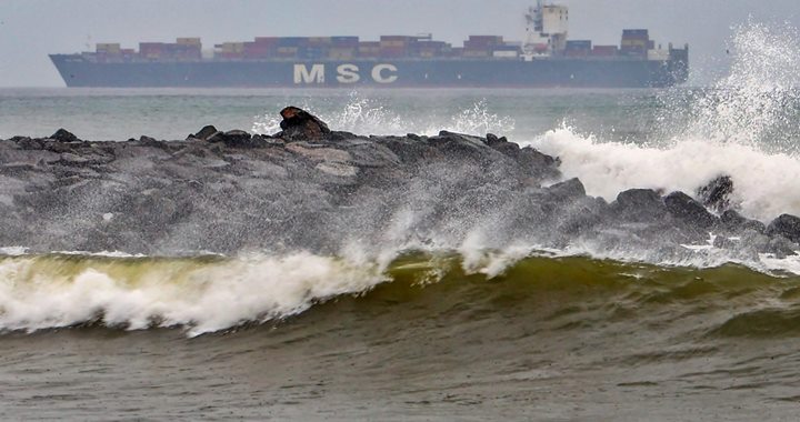 ভারতের অন্ধ্রপ্রদেশের উপকূলে আঘাত হানল ঘূর্ণিঝড় 'মন্থা'