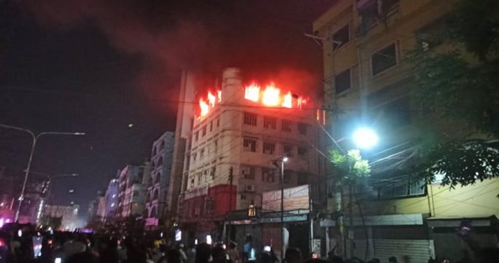 রাজধানীর কালশীতে পোশাক কারখানার আগুন নিয়ন্ত্রণে