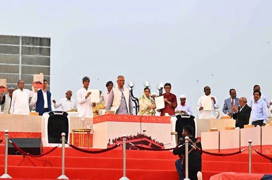 জুলাই সনদ স্বাক্ষর করলেন প্রধান উপদেষ্টা ও রাজনীতিবিদেরা