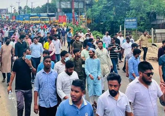 মহাসড়ক অবরোধ করে ইসলামী ব্যাংকের চাকরিচ্যুতদের বিক্ষোভ