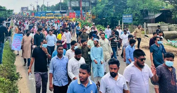 মহাসড়ক অবরোধ করে ইসলামী ব্যাংকের চাকরিচ্যুতদের বিক্ষোভ