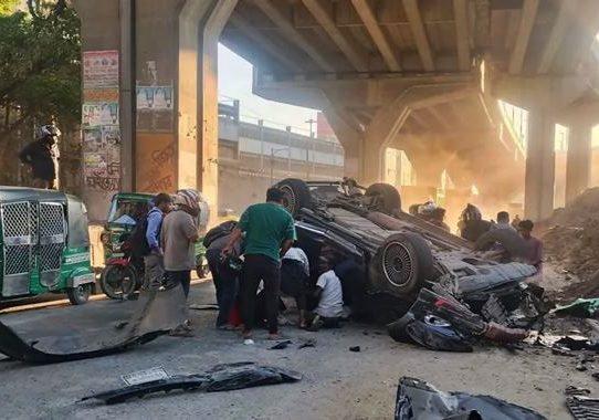 এক্সপ্রেসওয়ে থেকে ছিটকে পড়ল গাড়ি, পথচারী নিহত