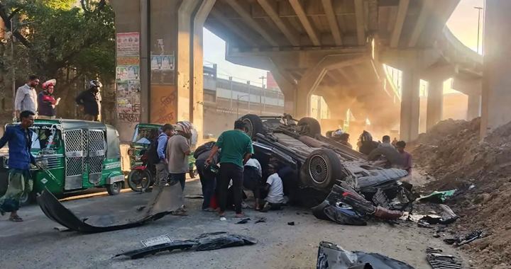 এক্সপ্রেসওয়ে থেকে ছিটকে পড়ল গাড়ি, পথচারী নিহত