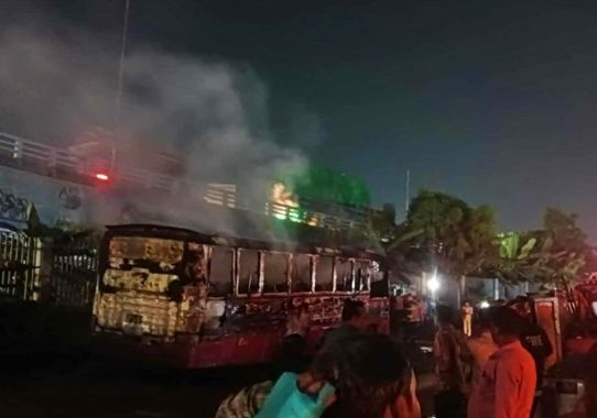 রামপুরায় বাসে আগুন, পল্লবী থানার পাশে ককটেল বিস্ফোরণ 