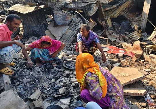 আগুনে কড়াইল বস্তির ১৫০০ ঘরবাড়ি ক্ষতিগ্রস্ত
